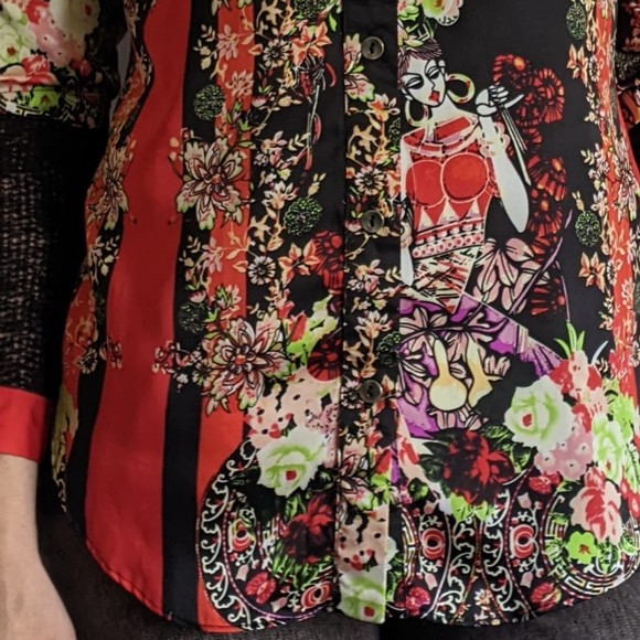 Abstract, multi-material button up. Red & black w/ floral & geisha print. US 6 - Picture 4 of 12